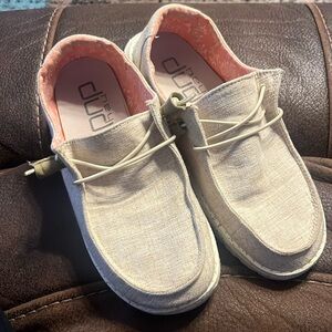 Women’s size 7 Hey Dudes